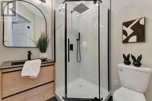 142 Sanford Avenue N, Hamilton, ON - Indoor Photo Showing Bathroom