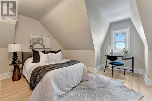 142 Sanford Avenue N, Hamilton, ON - Indoor Photo Showing Bedroom