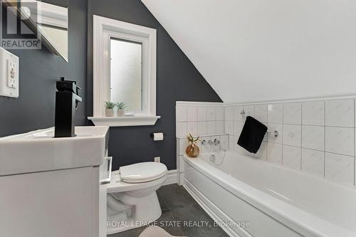 142 Sanford Avenue N, Hamilton, ON - Indoor Photo Showing Bathroom