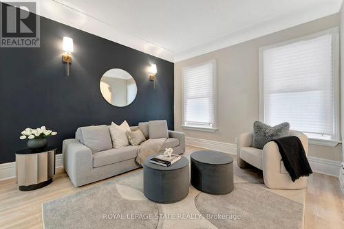 142 Sanford Avenue N, Hamilton, ON - Indoor Photo Showing Living Room