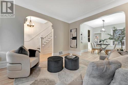 142 Sanford Avenue N, Hamilton, ON - Indoor Photo Showing Living Room