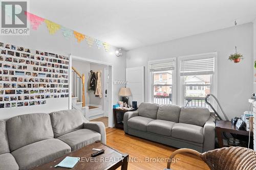 33 Cline Avenue N, Hamilton, ON - Indoor Photo Showing Living Room