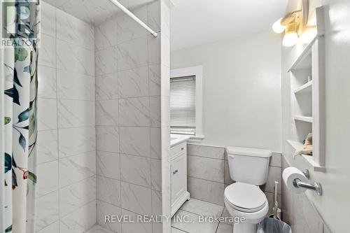 33 Cline Avenue N, Hamilton, ON - Indoor Photo Showing Bathroom