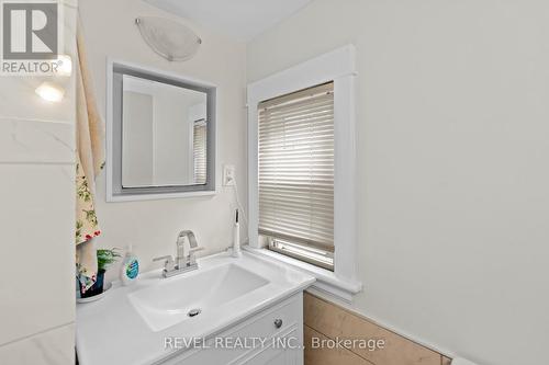 33 Cline Avenue N, Hamilton, ON - Indoor Photo Showing Bathroom