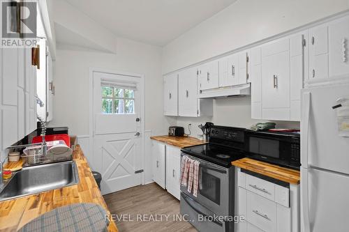 33 Cline Avenue N, Hamilton, ON - Indoor Photo Showing Kitchen