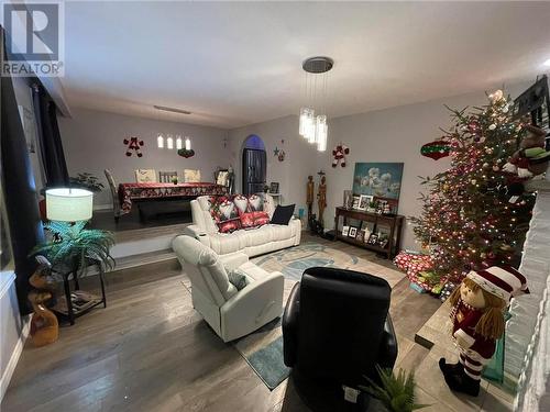 3182 Leo Avenue, Val Caron, ON - Indoor Photo Showing Living Room