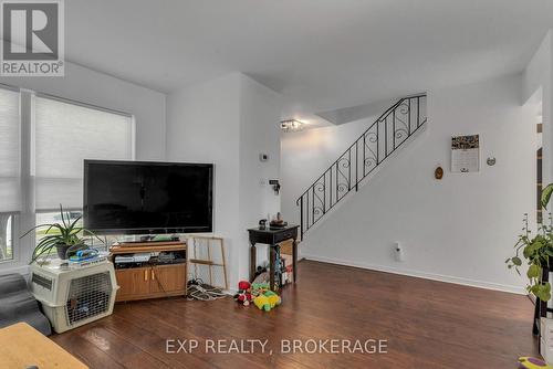 601 Gavin Court, Kingston (East Gardiners Rd), ON - Indoor Photo Showing Living Room