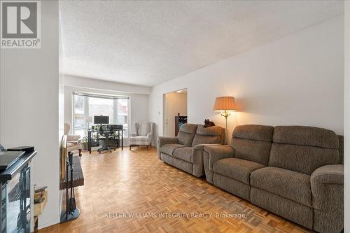 43 Valewood Crescent, Ottawa, ON - Indoor Photo Showing Living Room