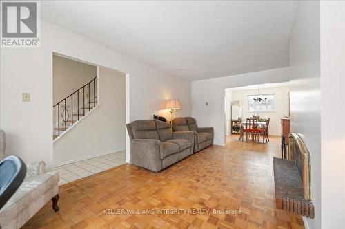 43 Valewood Crescent, Ottawa, ON - Indoor Photo Showing Living Room