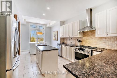 418 Statewood Drive, Ottawa, ON - Indoor Photo Showing Kitchen With Double Sink With Upgraded Kitchen