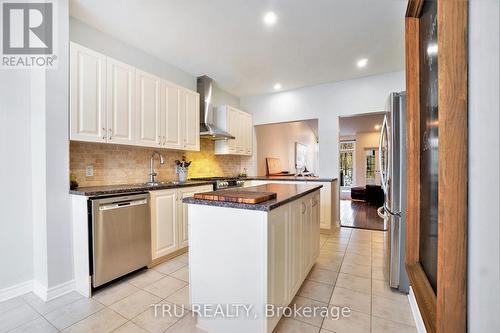 418 Statewood Drive, Ottawa, ON - Indoor Photo Showing Kitchen With Upgraded Kitchen