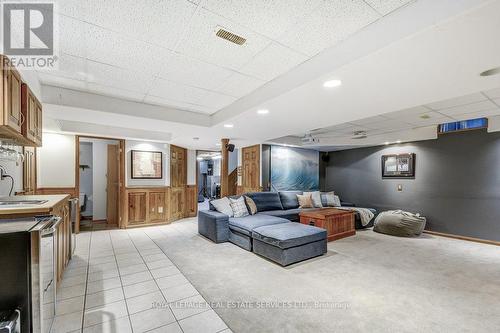 5194 Tydman Way, Burlington, ON - Indoor Photo Showing Kitchen With Double Sink