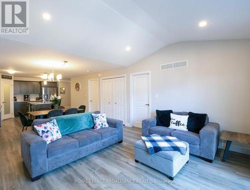 25 Lehtinen Crescent, Belleville, ON - Indoor Photo Showing Living Room