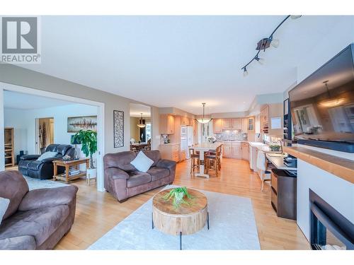 171 Westview Drive, Penticton, BC - Indoor Photo Showing Living Room