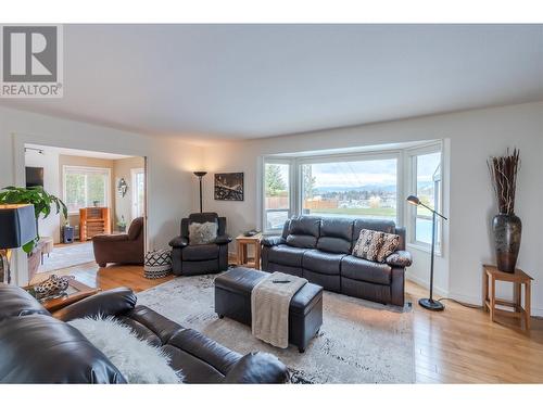 171 Westview Drive, Penticton, BC - Indoor Photo Showing Living Room