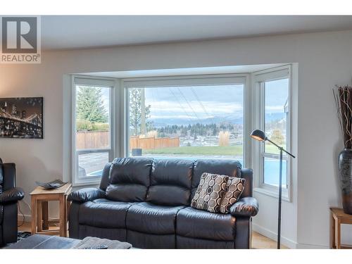 171 Westview Drive, Penticton, BC - Indoor Photo Showing Living Room