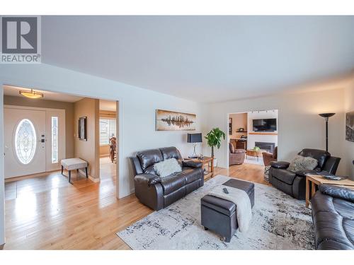 171 Westview Drive, Penticton, BC - Indoor Photo Showing Living Room