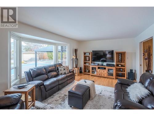 171 Westview Drive, Penticton, BC - Indoor Photo Showing Living Room