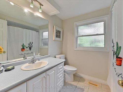 2368 Folkway Dr, Mississauga, ON - Indoor Photo Showing Bathroom