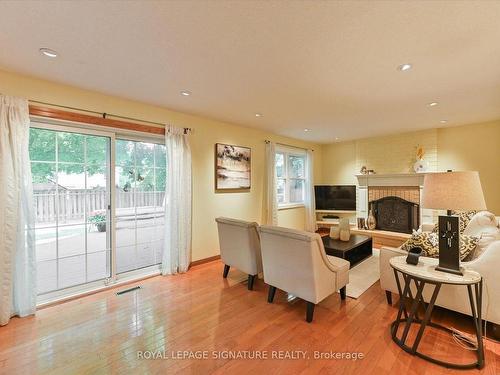 2368 Folkway Dr, Mississauga, ON - Indoor Photo Showing Living Room