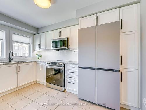 314 Jemima Dr, Oakville, ON - Indoor Photo Showing Kitchen