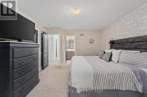 290 Pine Street, Gravenhurst (Wood (Gravenhurst)), ON - Indoor Photo Showing Bedroom