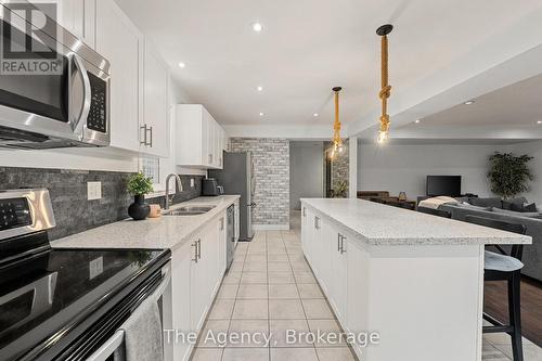 290 Pine Street, Gravenhurst (Wood (Gravenhurst)), ON - Indoor Photo Showing Kitchen With Double Sink With Upgraded Kitchen