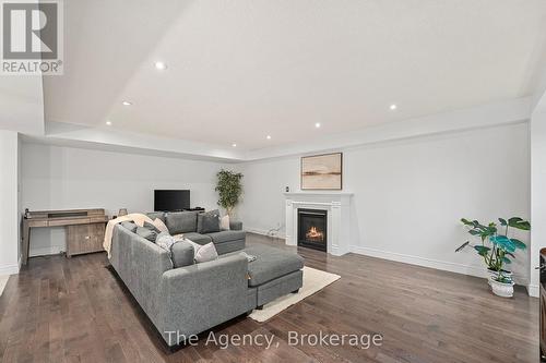 290 Pine Street, Gravenhurst (Wood (Gravenhurst)), ON - Indoor Photo Showing Living Room With Fireplace