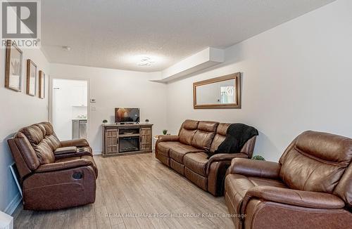 18 Bentley Crescent, Barrie, ON - Indoor Photo Showing Living Room