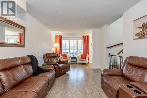 18 Bentley Crescent, Barrie, ON - Indoor Photo Showing Living Room