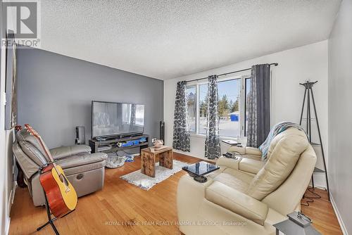 17 Blais Street, Russell, ON - Indoor Photo Showing Living Room