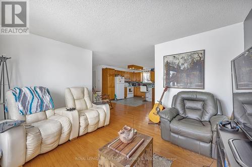 17 Blais Street, Russell, ON - Indoor Photo Showing Living Room