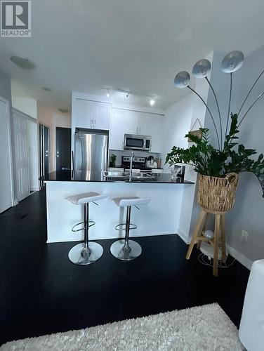 2103 - 4070 Confederation Parkway, Mississauga, ON - Indoor Photo Showing Kitchen