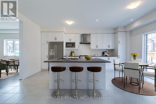 3905 Koenig Road, Burlington, ON - Indoor Photo Showing Kitchen With Upgraded Kitchen