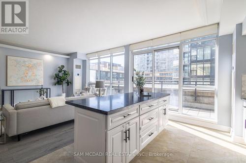 819 - 8 Telegram Mews, Toronto, ON - Indoor Photo Showing Living Room