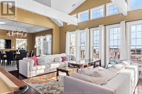 719 Cedar Island Drive, Kingsville, ON - Indoor Photo Showing Living Room