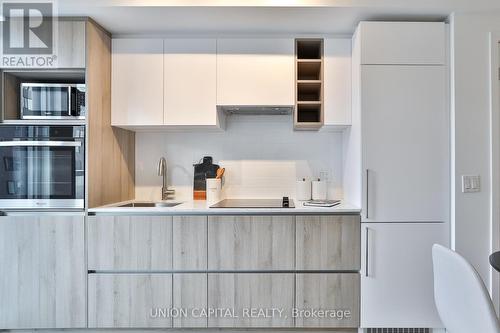 803 - 319 Jarvis Street, Toronto, ON - Indoor Photo Showing Kitchen