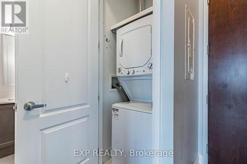 724 - 2480 Prince Michael Drive, Oakville, ON - Indoor Photo Showing Laundry Room