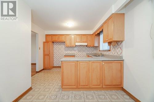 1639 Corkstone Glade, Mississauga, ON - Indoor Photo Showing Kitchen