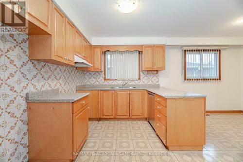 1639 Corkstone Glade, Mississauga, ON - Indoor Photo Showing Kitchen