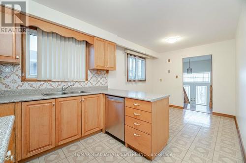 1639 Corkstone Glade, Mississauga, ON - Indoor Photo Showing Kitchen With Double Sink