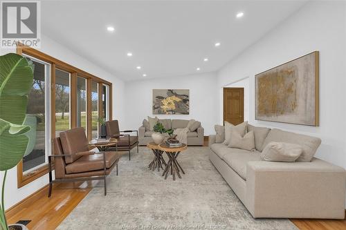 6845 Disputed Road, Lasalle, ON - Indoor Photo Showing Living Room