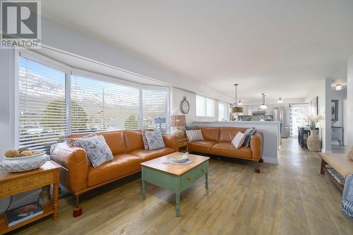 1742 Apple Lane, Kamloops, BC - Indoor Photo Showing Living Room