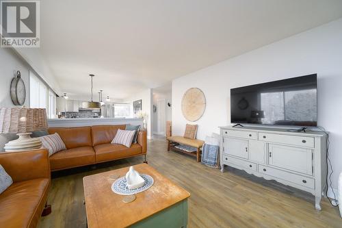 1742 Apple Lane, Kamloops, BC - Indoor Photo Showing Living Room