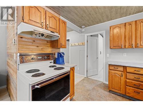 9375 Siesta Road, Kelowna, BC - Indoor Photo Showing Kitchen