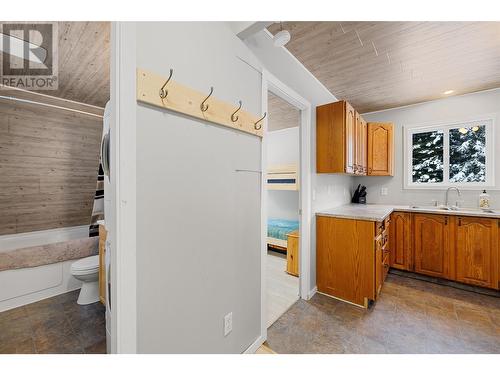 9375 Siesta Road, Kelowna, BC - Indoor Photo Showing Kitchen