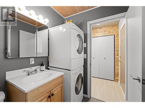 9375 Siesta Road, Kelowna, BC - Indoor Photo Showing Laundry Room