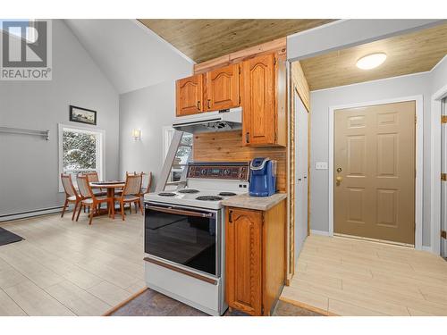 9375 Siesta Road, Kelowna, BC - Indoor Photo Showing Kitchen