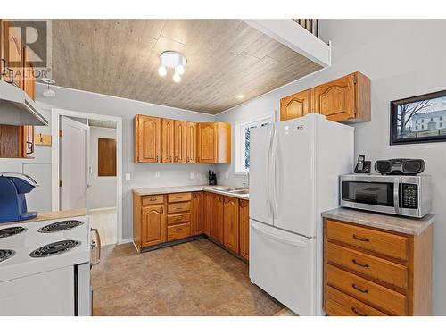 9375 Siesta Road, Kelowna, BC - Indoor Photo Showing Kitchen With Double Sink