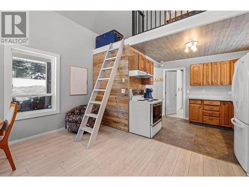 9375 Siesta Road, Kelowna, BC - Indoor Photo Showing Kitchen